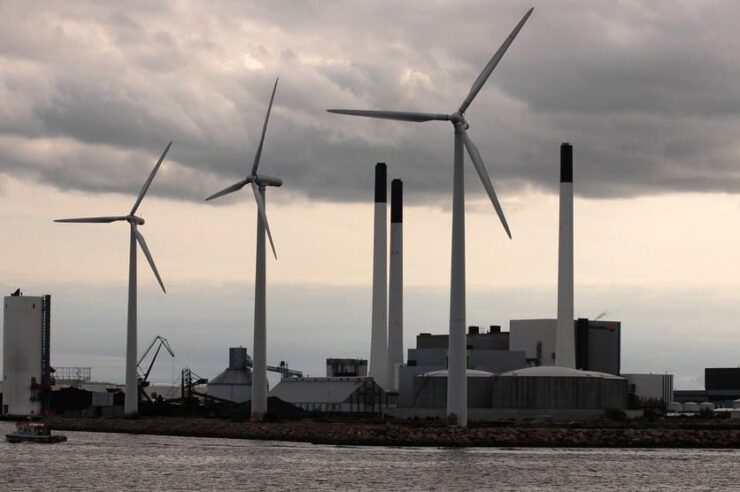 Image for Public favours community-owned wind turbines