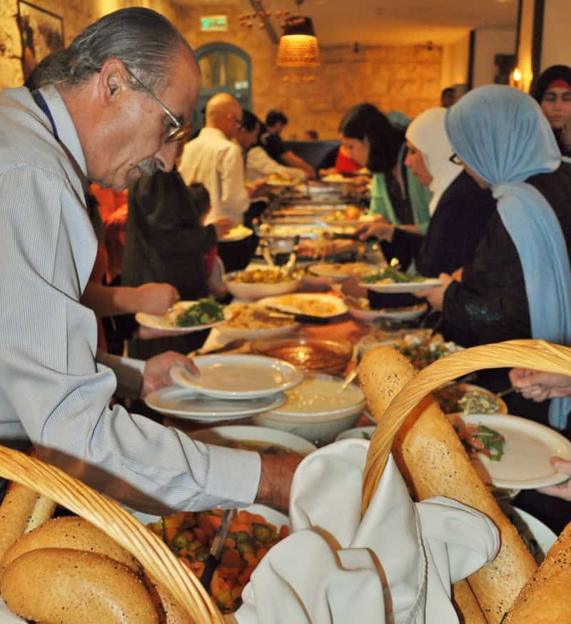 Islamic and Jewish groups share Ramadan meal at Cairo synagogue