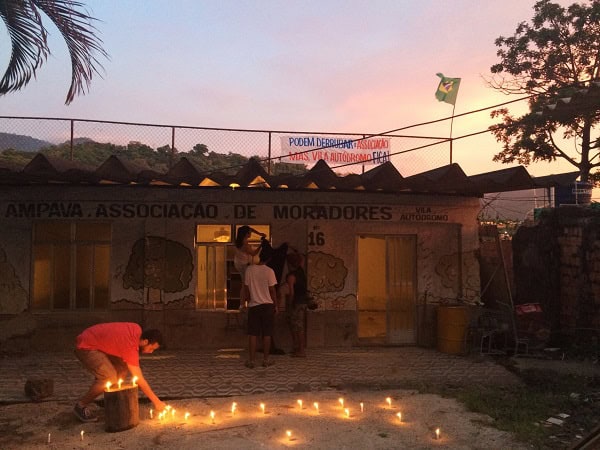 Supporters light candles in front of the Residents' Association before troops arrive. Credit: CatComm/RioOnWatch