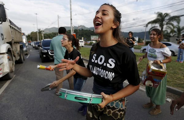 Residents from the Vila Autodromo protest against construction work for the Rio 2016 Olympic Park. Credit: Reuters/Sergio Moraes