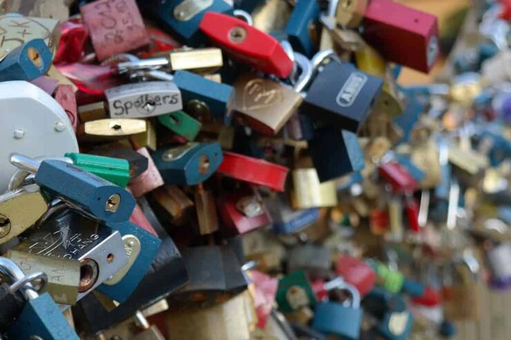 Image for Paris to sell off lovers’ locks to fund refugee projects