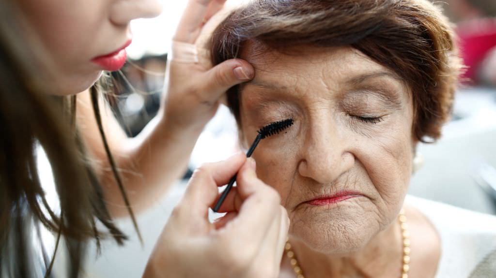 A Holocaust survivor has her make-up done before the start of the annual Holocaust survivors' beauty pageant in the Israeli city of Haifa October 30, 2016. Picture taken October 30, 2016 REUTERS/Amir Cohen