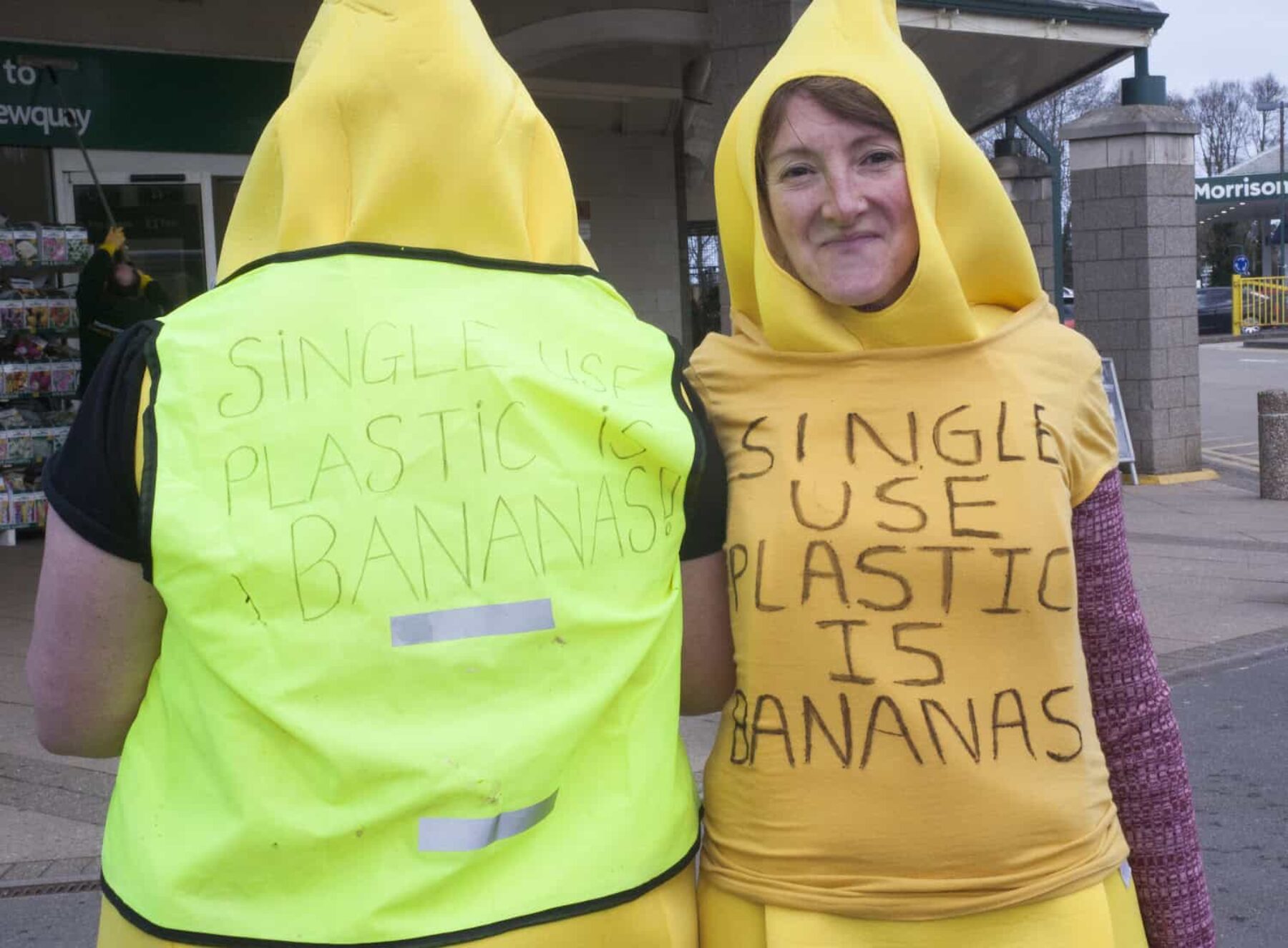 Image for Hundreds take part in UK’s first supermarket plastic mass ‘unwrap’