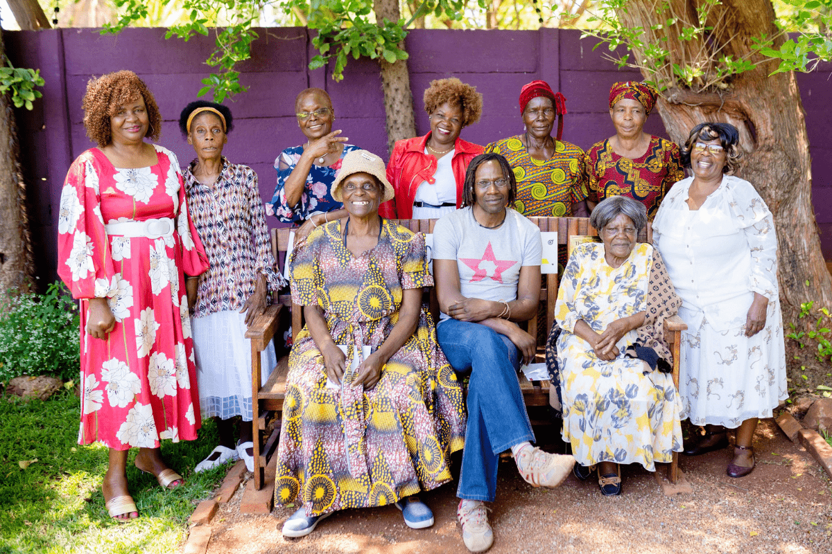 Zimbabwe’s therapeutic ‘friendship benches’, coming to a city near you - Positive News